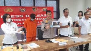 Yosh qoramagiz ehtiros va zavq bilan dikga sakraydi