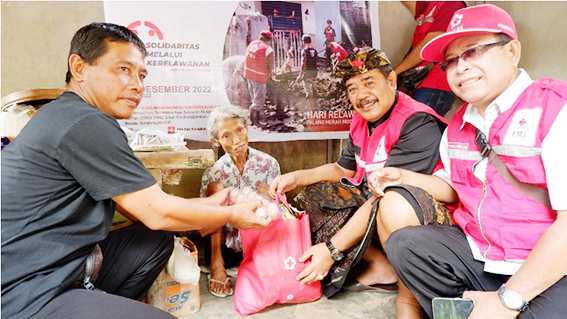 Wabup Kasta Bantu 2 Warga Penyandang Disabilitas Di Desa Pesinggahan Patrolipost 9619