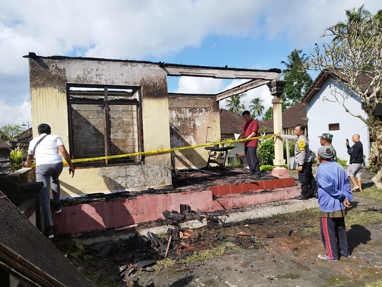 rumah terbakar