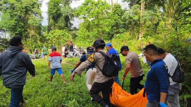 wanita di hutan