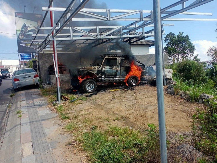 mobil terbakar1