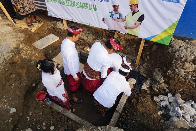 peletakan batu pertama