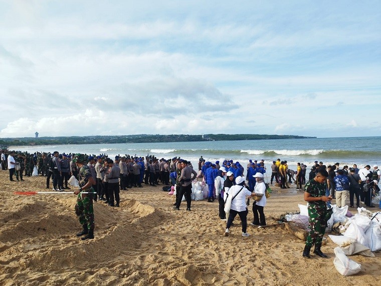 bersih pantai1