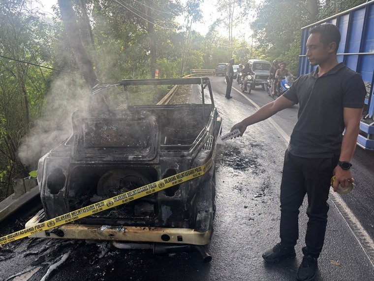 mobil terbakar