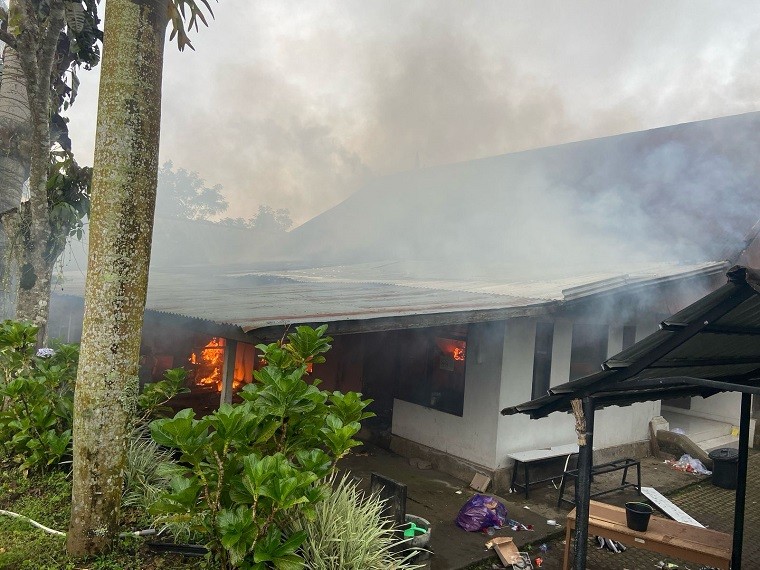 kantin terbakar