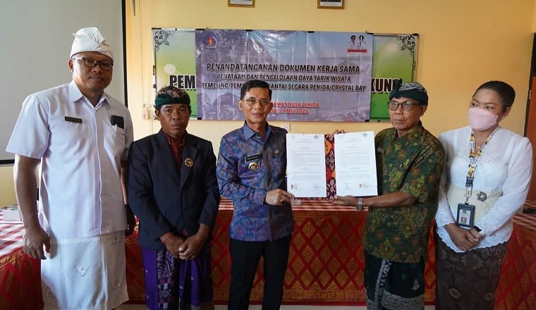 bupati satria tanda tangani dtw dengan adat sakti.