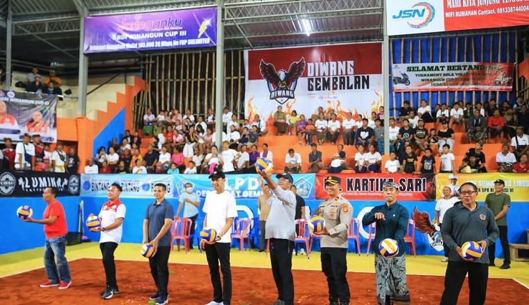 wabup tjok surya putra buka kejuaraan volly