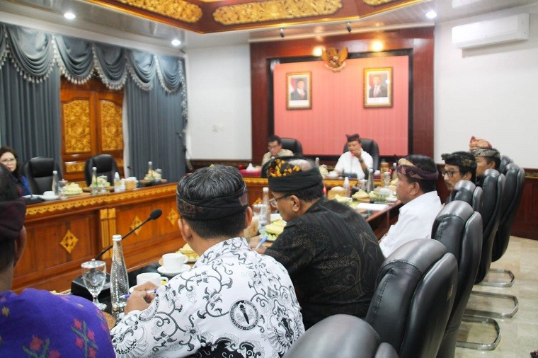 Pertemuan antara Badan Aspirasi Masyarakat (BAM) DPR RI dengan jajaran Pemerintah Provinsi Bali dan Pemerintah Kabupaten Buleleng, di Ruang Rapat Wiswasabha Pratama, Kantor Gubernur Bali. (ist)