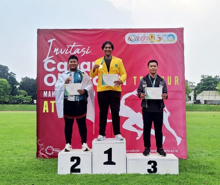 Sheldon saat naik panggung utama cabor lontar martil. (ist)