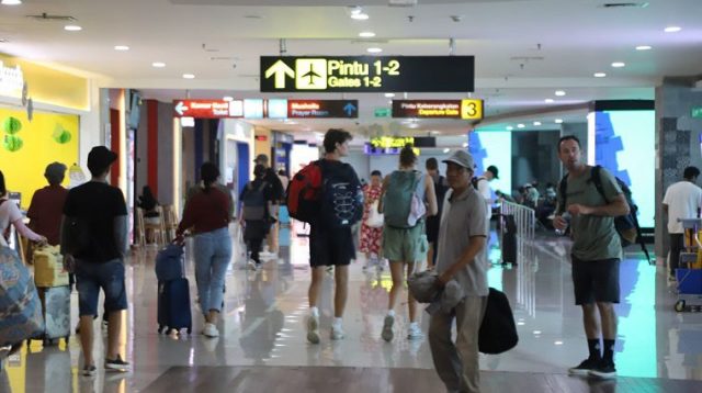 penumpang bandara3x