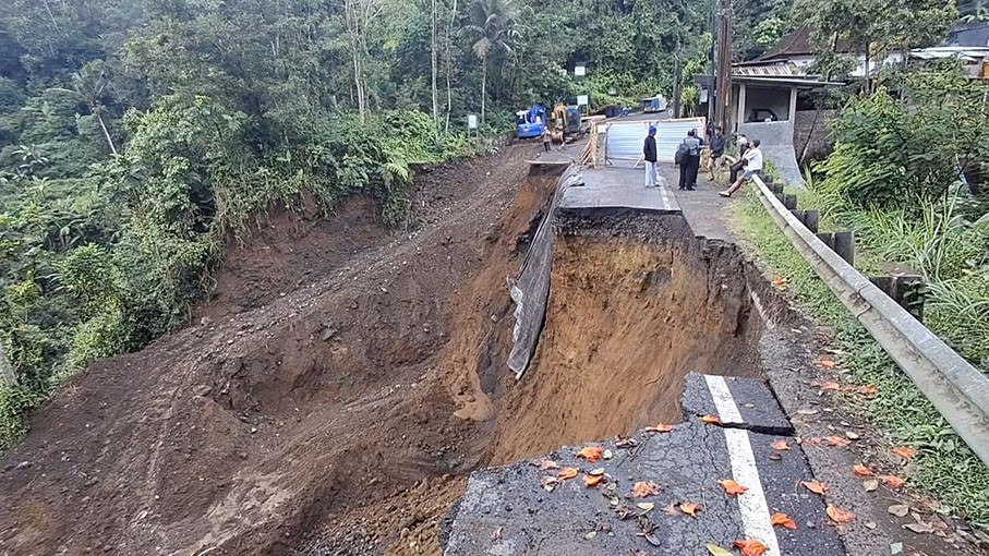 jalan jebol1