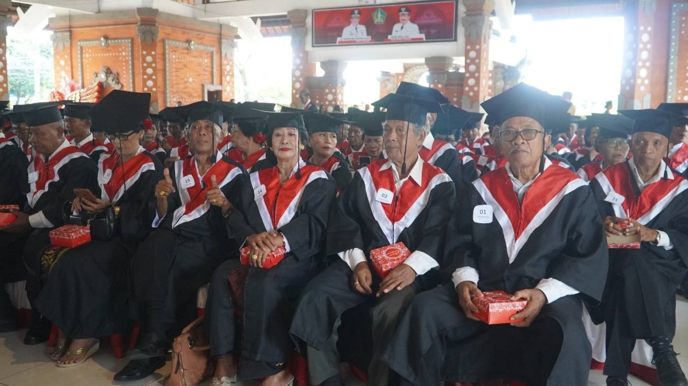 lansia wisuda1
