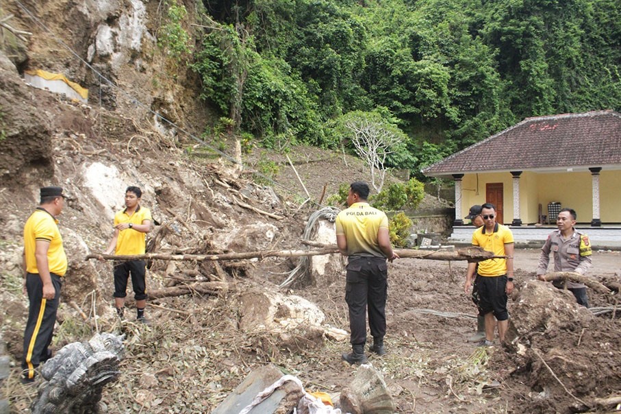 bersihkan pura bersihkan pura