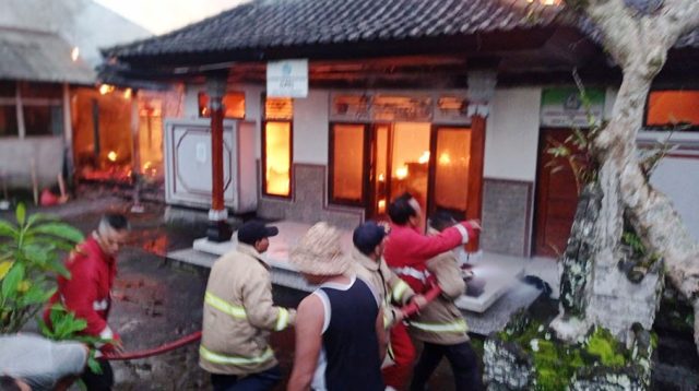 warung terbakar1