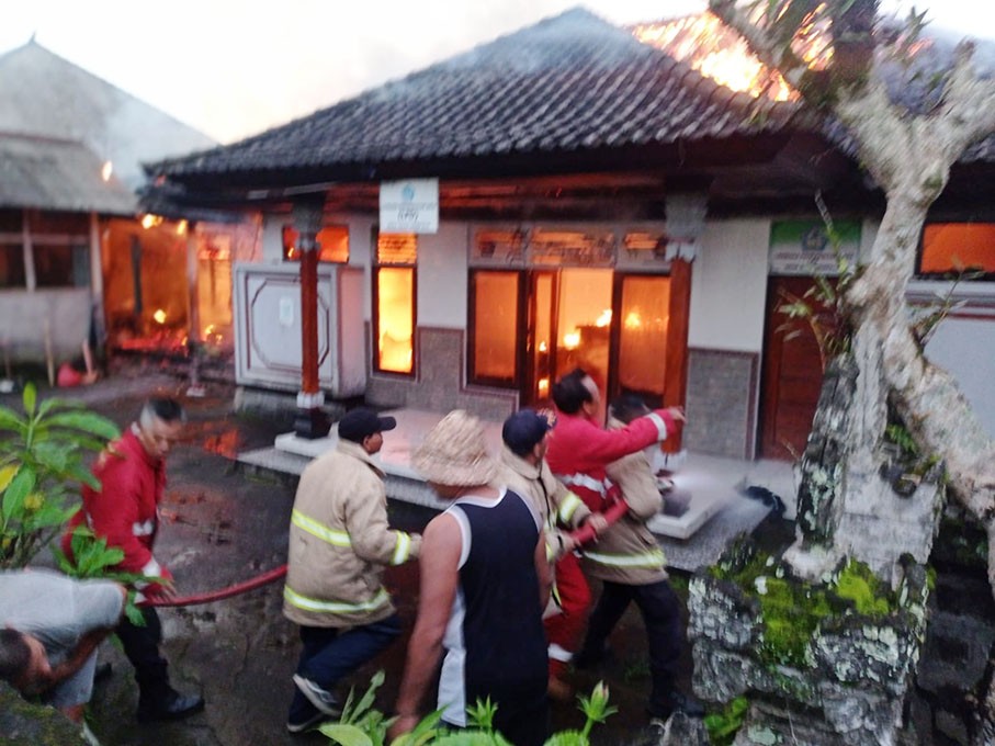 warung terbakar1
