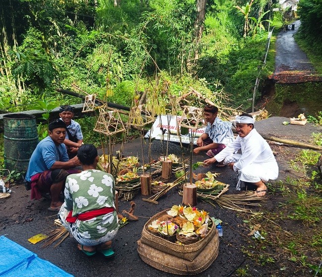 upacara ngeruak1