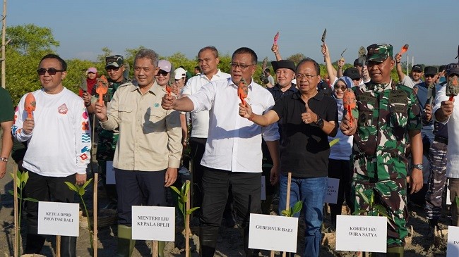 menteri lh bakau1