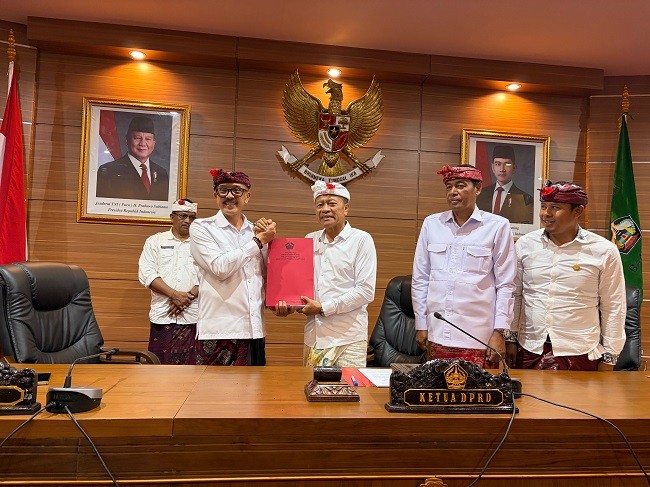 rapat dprd1
