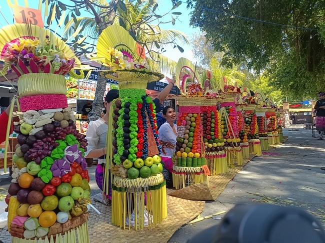 lomba gebogan