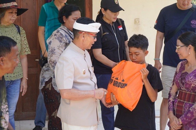 serahkan bantuan