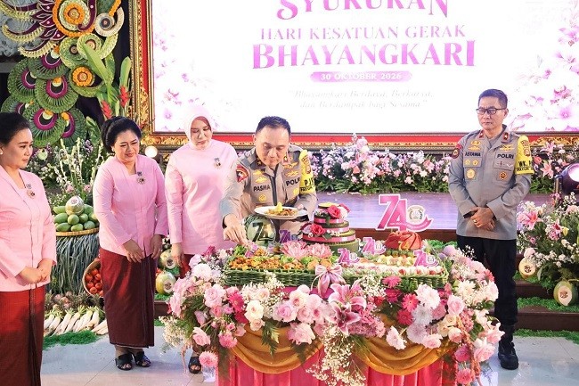potong tumpeng1 potong tumpeng1
