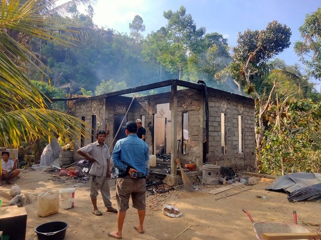 rumah hangus1