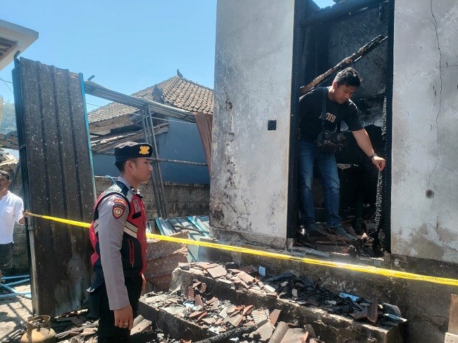 rumah terbakar1