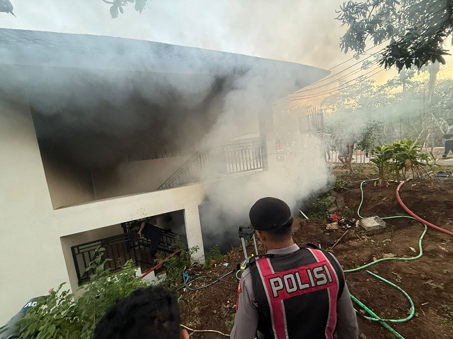 vila terbakar
